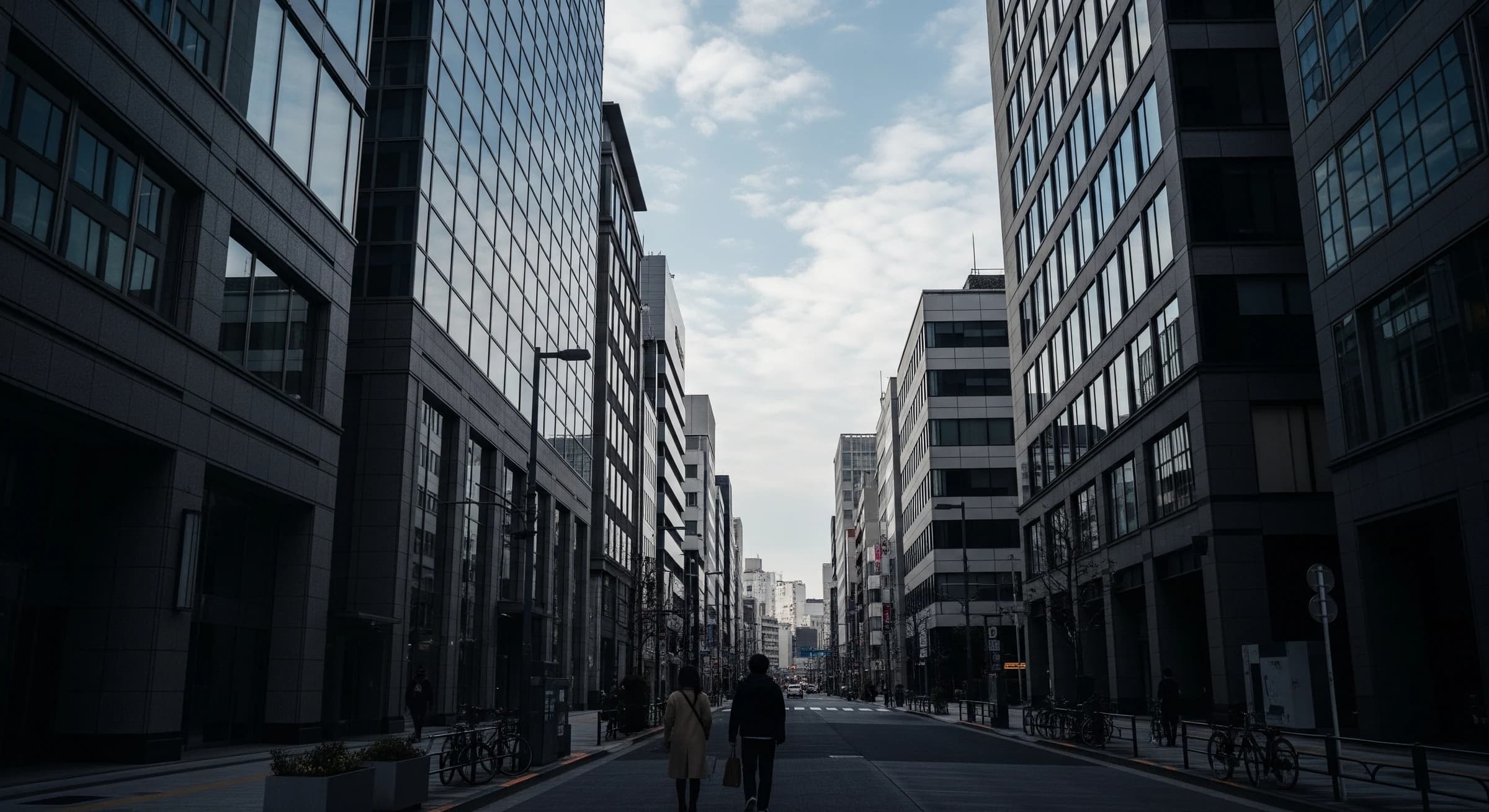 複数の職人が施工する現場