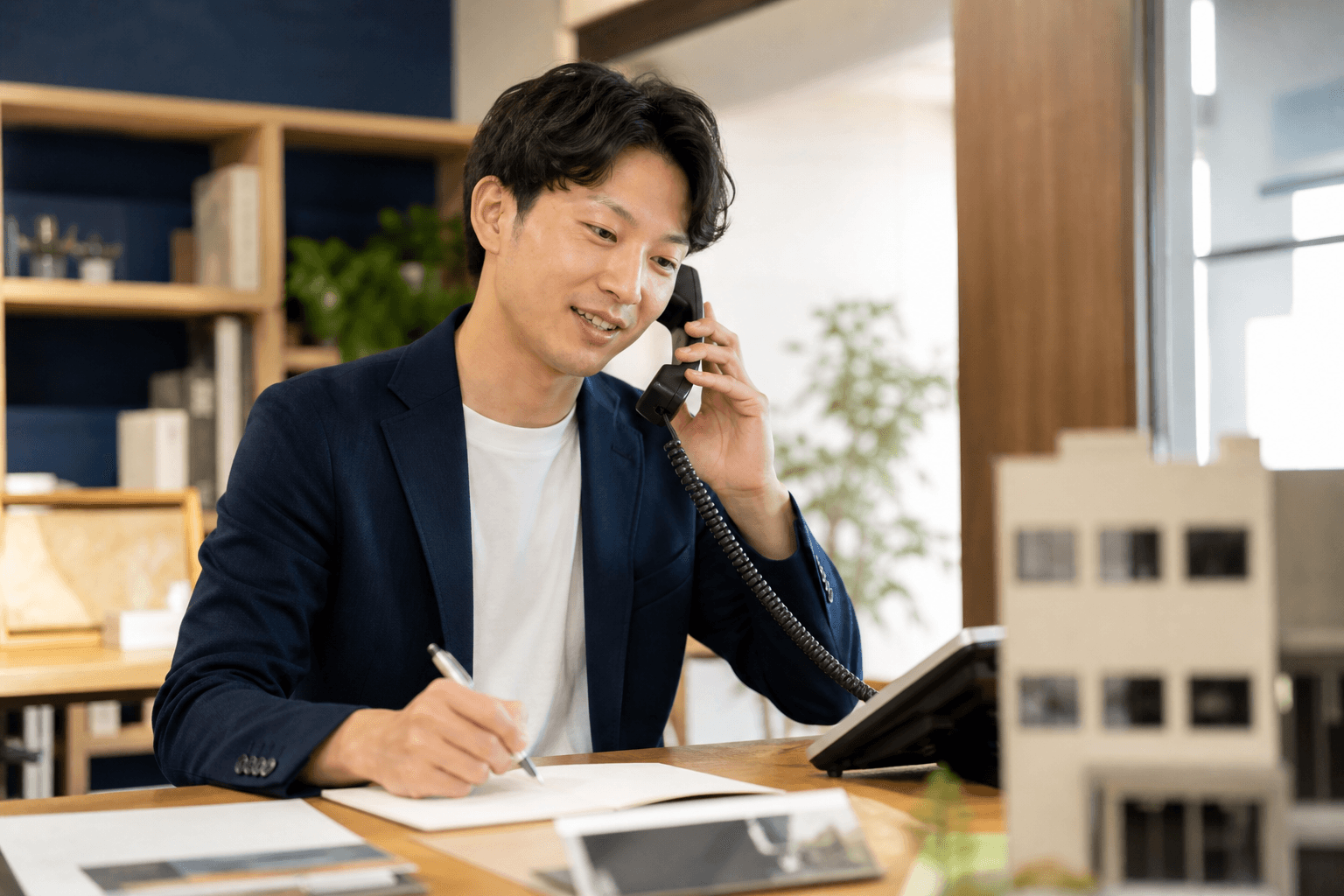 電話でお問い合わせを受ける担当者